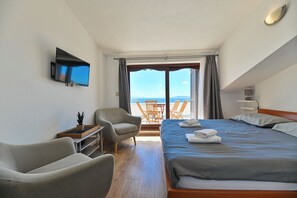 7 bedrooms, iron/ironing board, WiFi, bed sheets