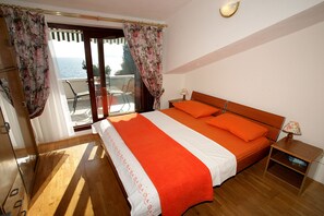 7 bedrooms, iron/ironing board, WiFi, bed sheets - Seafront villa with heated swimming pool, teak deck, open sea view, boat mooring (Okrug Gornji)