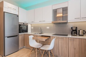 Fridge, oven, stovetop, coffee/tea maker