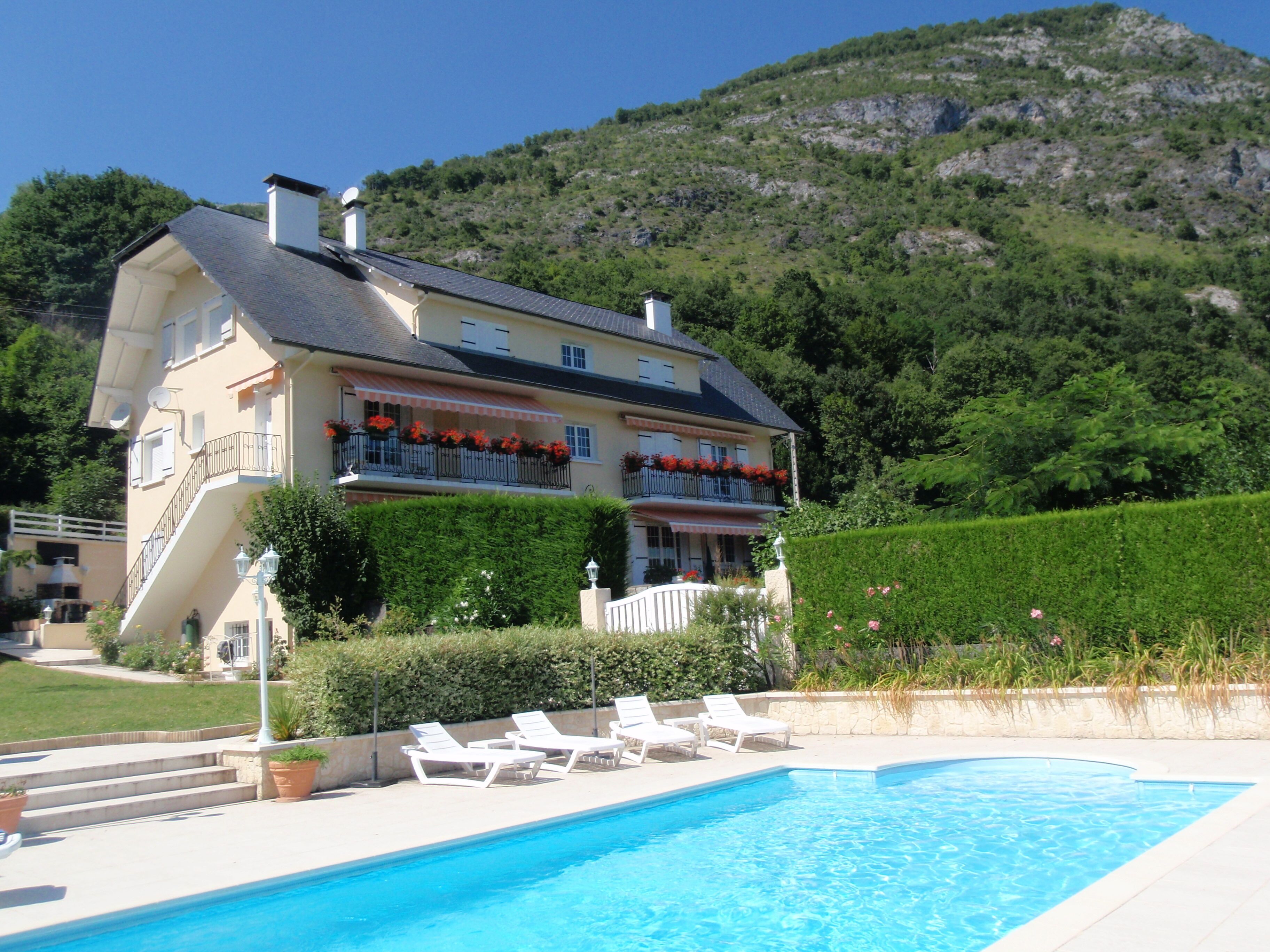 Beautiful apartment with terrace in villa with swimming pool