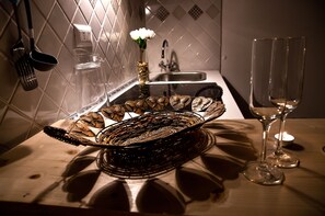 Kylskåp, spishäll, kaffe- och tebryggare och vattenkokare