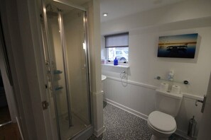 SĂšche-cheveux, serviettes fournies, savon, papier toilette