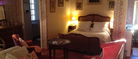 1 dormitori, escriptori, planxa i posts de planxar i Internet