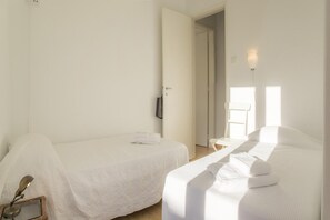 2 bedrooms, free WiFi, bed sheets - B34 - Central Townhouse in Lagos (Lagos)