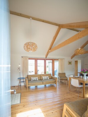 Smart TV, DVD player, books - Contemporary cottage for 2 people (plus baby) in rural setting near to Falmouth (Penryn)