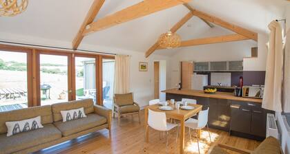 Contemporary cottage for 2 people (plus baby) in rural setting near to Falmouth