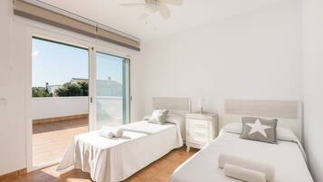 3 slaapkamers, een bureau, een strijkplank/strijkijzer, wifi