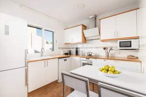 Frigorífico, microondas, horno y placa de cocina