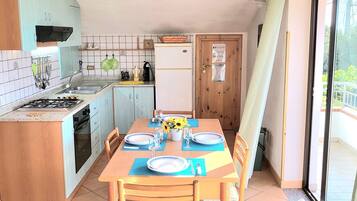 Kühlschrank, Ofen, Herdplatte, Wasserkocher mit Kaffee-/Teezubehör