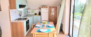 Frigorifero, forno, piano cottura, macchina per tè/caffè