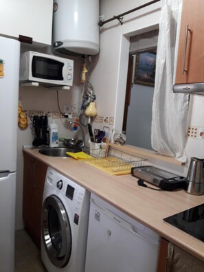Refrigerador, microondas, parrilla de estufa y cafetera y tetera 