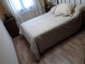 1 dormitorio, escritorio, tabla de planchar con plancha y wifi gratis