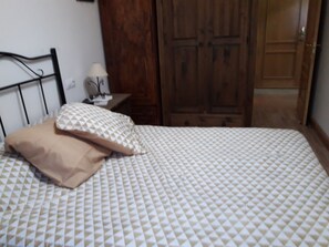 1 slaapkamer, een bureau, een strijkplank/strijkijzer, gratis wifi