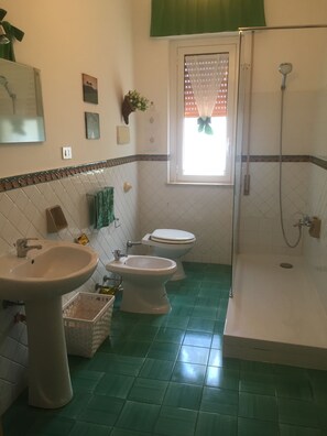 Bruser, hårtørrer, bidet, håndklæder