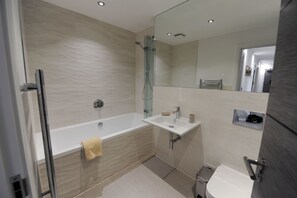 Combined shower/tub, hair dryer, towels