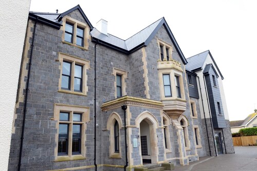 Ylellinen huoneisto, upeat merinäkymät, pysäköinti, lähellä kaupungin keskustaa