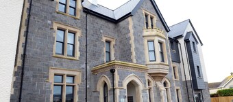 Ylellinen huoneisto, upeat merinäkymät, pysäköinti, lähellä kaupungin keskustaa