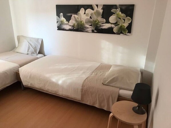 3 bedrooms, iron/ironing board, bed sheets