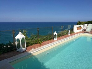 Piscine chauffée, chaises longues