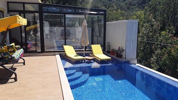 Innendørsbasseng og utendørsbasseng