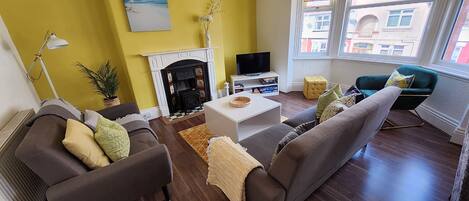 تلفزيون ذكي، مدفأة، مشغل دي في دي، كُتُب