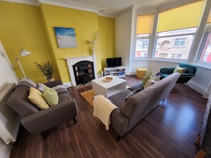 تلفزيون ذكي، مدفأة، مشغل دي في دي، كُتُب