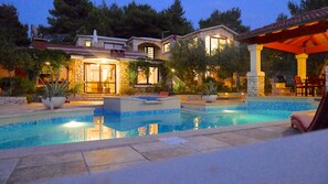 Una piscina al aire libre, tumbonas