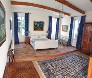 7 bedrooms, in-room safe, desk, iron/ironing board