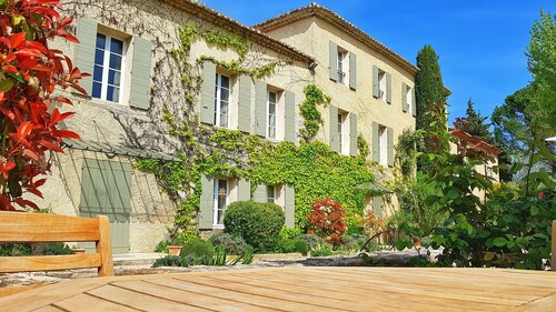 Fabulous 7 bedroomed 18c Eigentum mit beheiztem Pool und ummauerten Garten