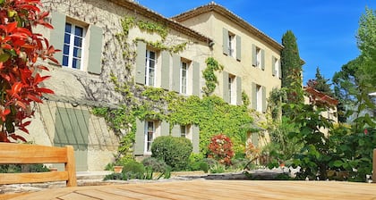 Fabulous 7 bedroomed 18c Eigentum mit beheiztem Pool und ummauerten Garten