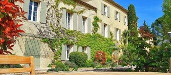 Fabuleuse propriété de 18 chambres avec piscine chauffée et jardin clos