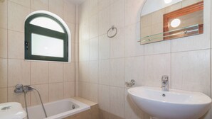 Ensemble baignoire-douche, séchoir à cheveux, serviettes fournies