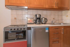 Fridge, oven, stovetop, coffee/tea maker