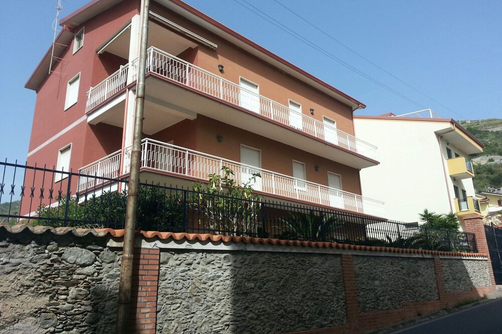Apartment in Belmonte Marina, bright, with parking space and garden.