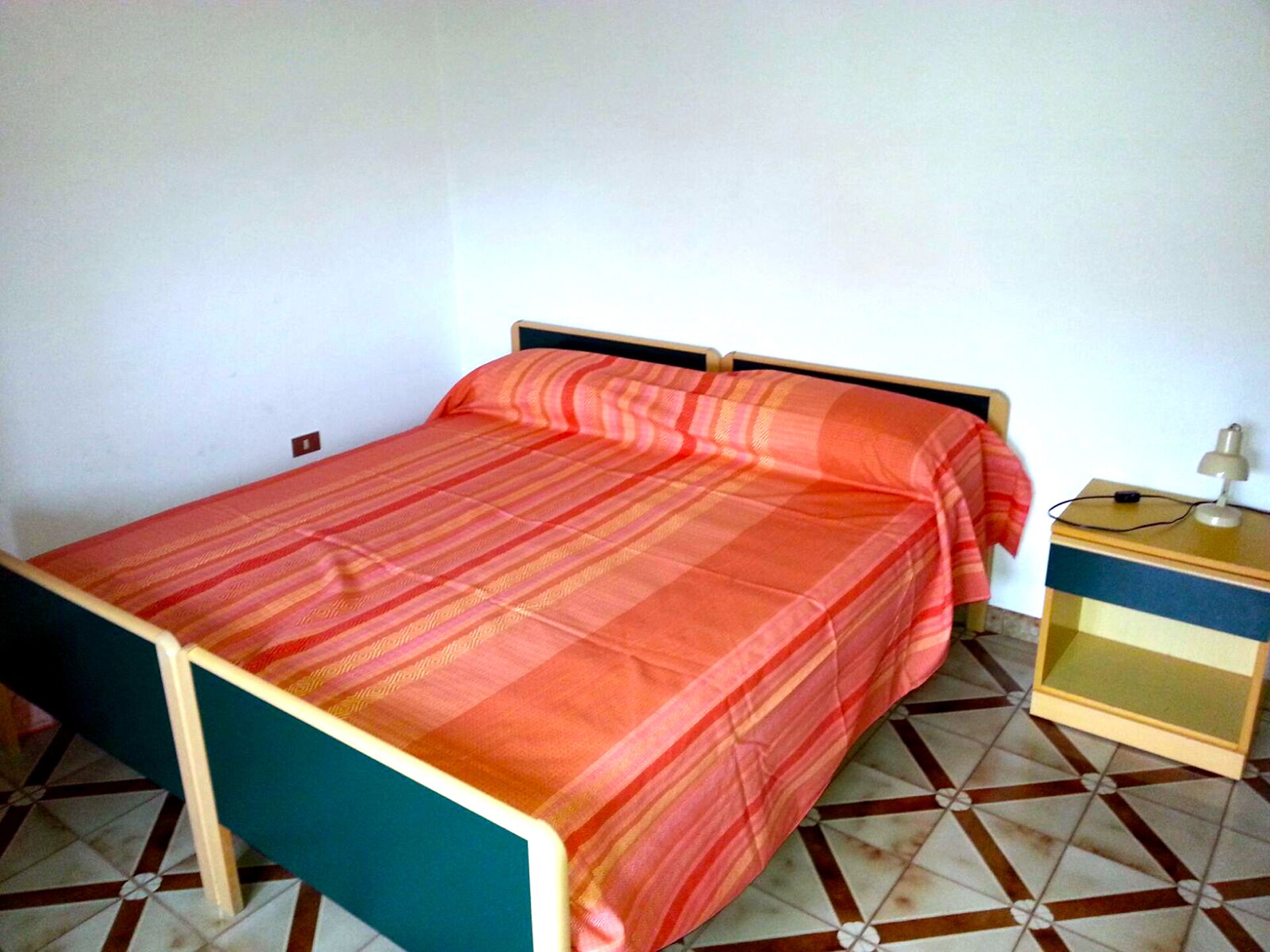 Apartment in Belmonte Marina, bright, with parking space and garden.