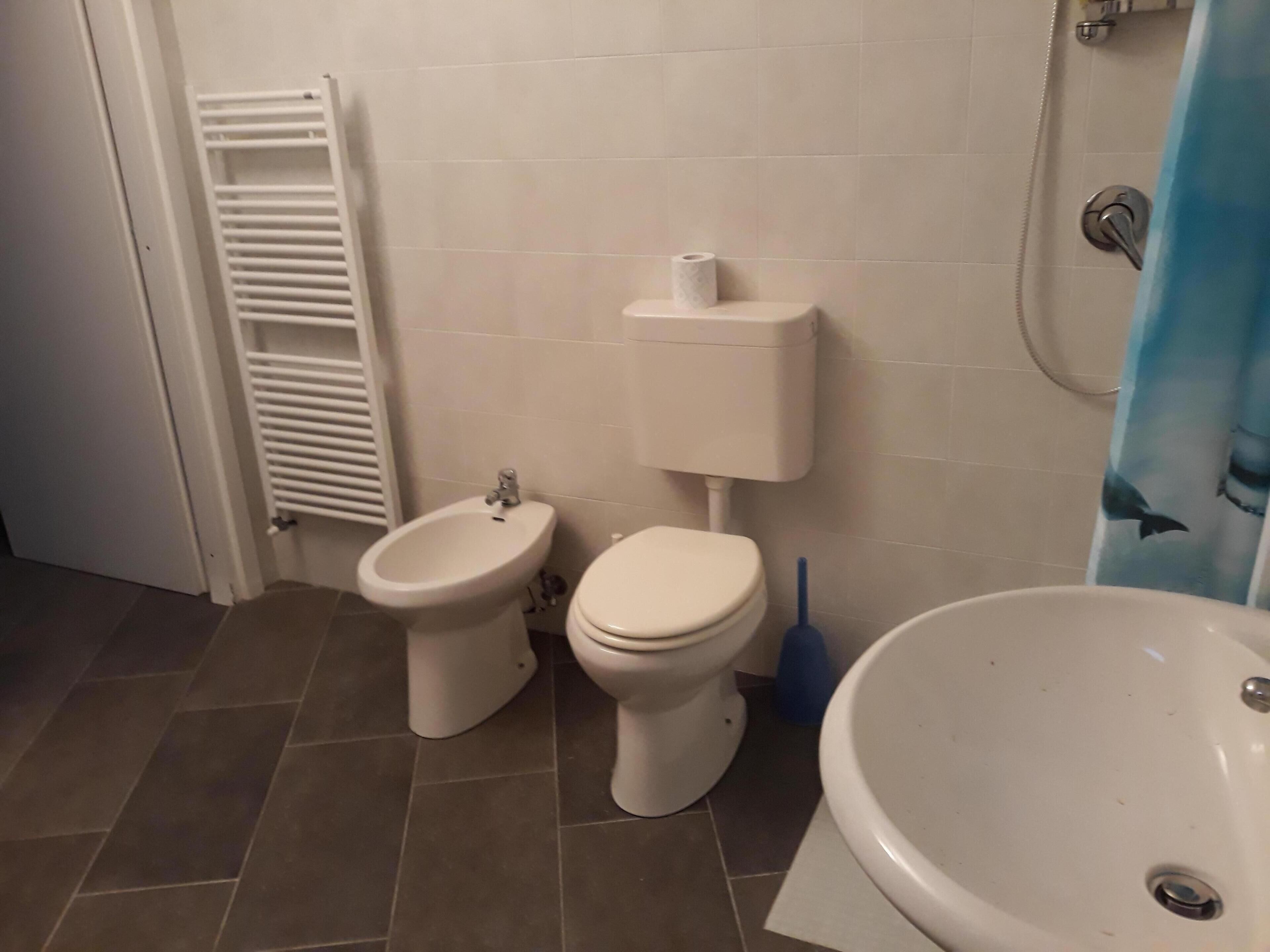 Ein Badezimmer mit Bidet, Toilette und Waschbecken.