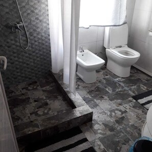 Ensemble baignoire-douche, serviettes fournies