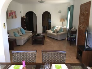 TV, books - Detached 2 Bedroom Villa in El Portet, with large terraces and pool views (Teulada)