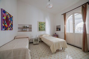 4 chambres, fer et planche à repasser, lit de bébé portatif