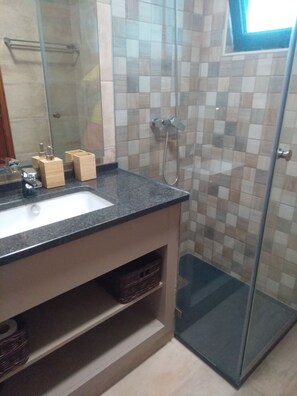 Combined shower/bathtub, bidet, towels - 300 Marina / wifi / pool / garage / Ac (Quarteira)