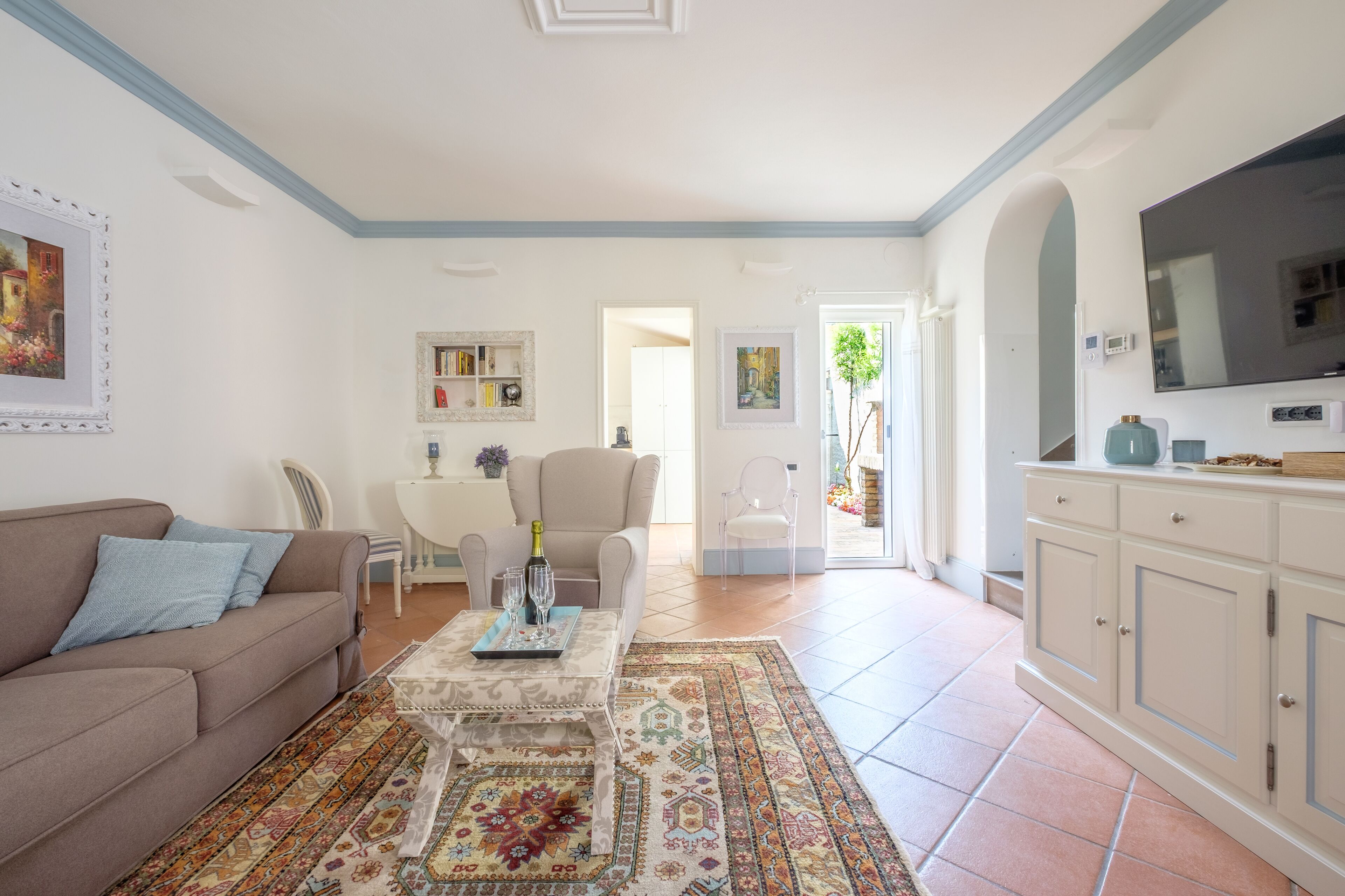 Smart TV, caminetto, libri