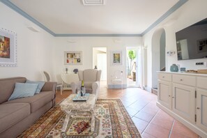 Smart TV, fireplace, books - The Houses of Ginger (Ravenna)