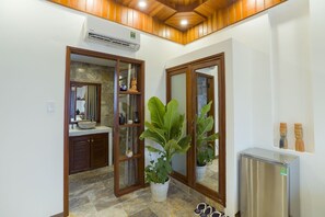 Buồng tắm vòi sen, đồ dùng nhà tắm miễn phí, máy sấy tóc 