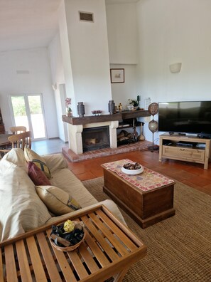 Smart TV, fireplace, DVD player, table football - Villa with large pool, mountain&ocean view-near beaches&Lisbon  (Sesimbra)
