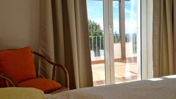 4 bedrooms, desk, iron/ironing board, WiFi