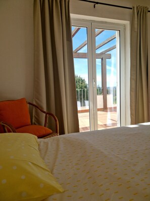 4 bedrooms, desk, iron/ironing board, WiFi