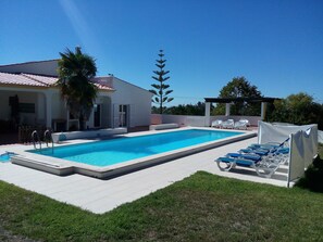 Outdoor pool - Villa with large pool, mountain&ocean view-near beaches&Lisbon  (Unknown)