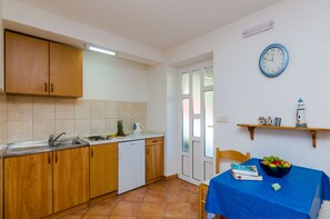 Jääkaappi, mikroaaltouuni, liesi, kahvin-/teenkeitin