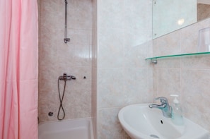 Shower, hair dryer, towels, soap - Small and friendly traditional home (Zaton, Dubrovnik)