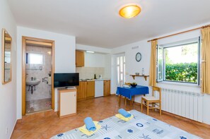 1 bedroom, iron/ironing board, travel crib, free WiFi - Small and friendly traditional home (Zaton, Dubrovnik)